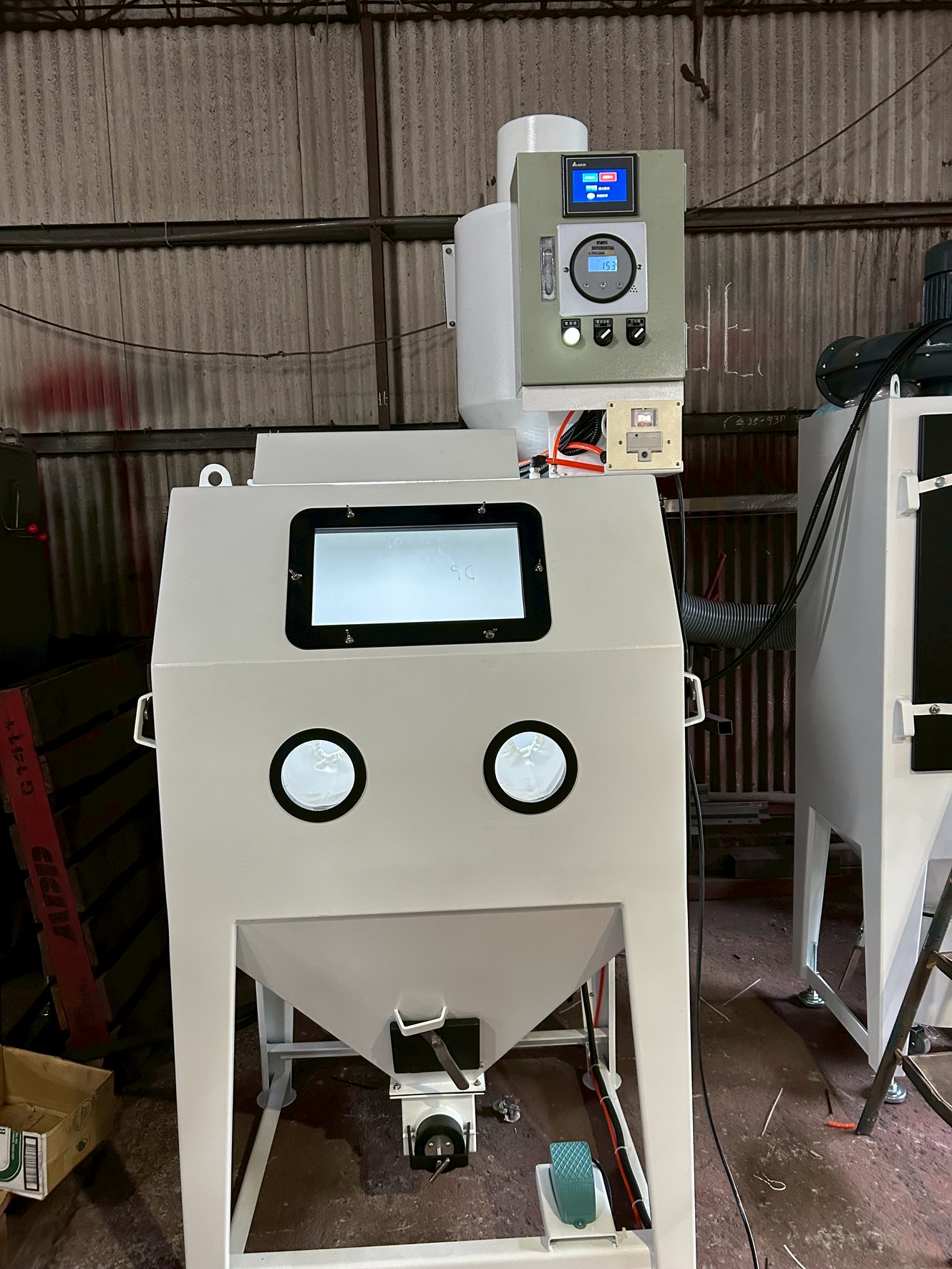 船舶鋼板除鏽噴砂工程現場