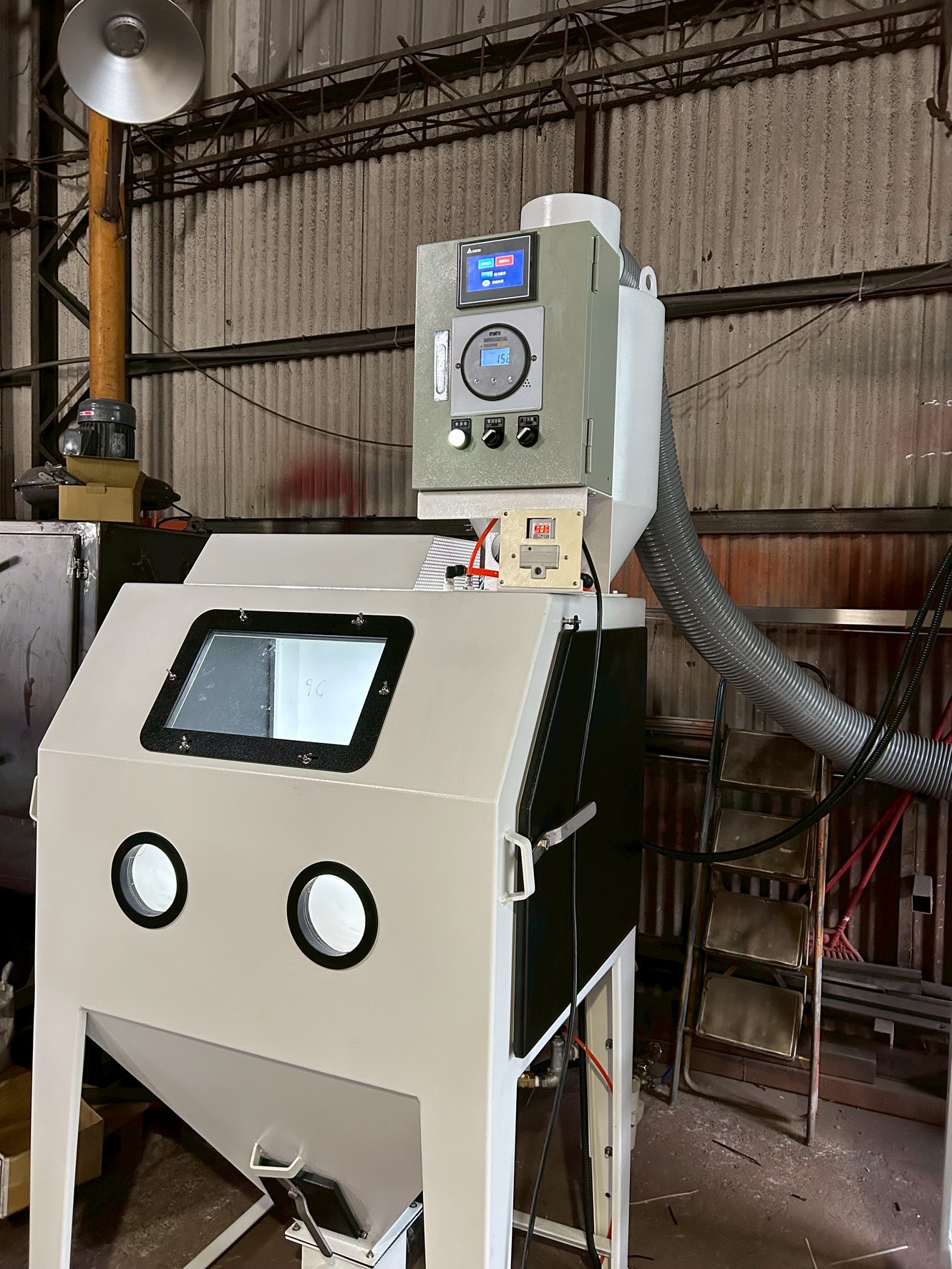 汽車零件噴砂作業現場實況